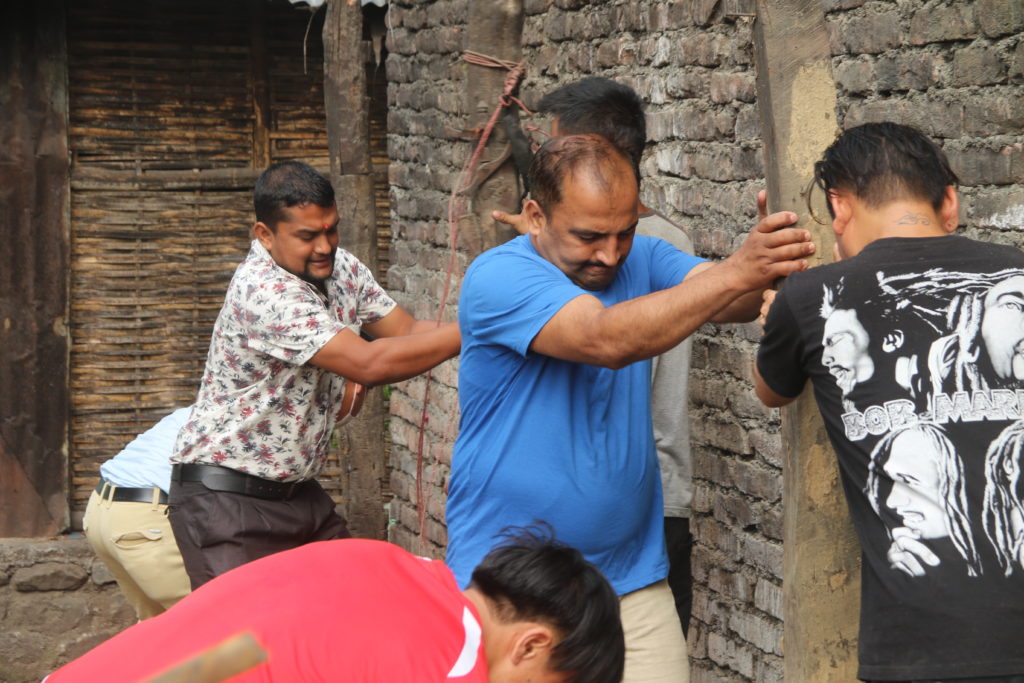 पथरीशनिश्चरे नगरमा युवा संघ र वाइसिएल नेपालले बिपन्न बर्गका जनताको घर बनाइदिदै
