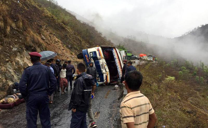 ओखलढुंगामा बस पल्टिदा, ३ जनाको मृत्यु, १७ घाइते