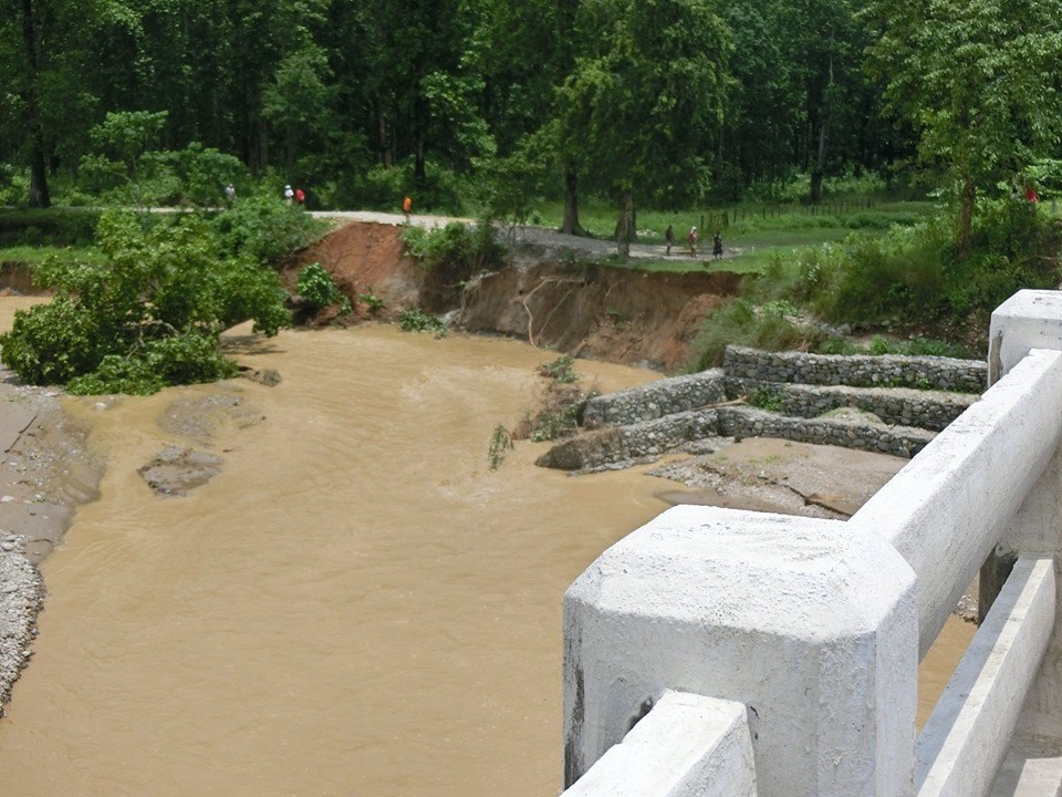 बाढीले डाँस खोलाको पुलतर्फ कटान वढाउँदै