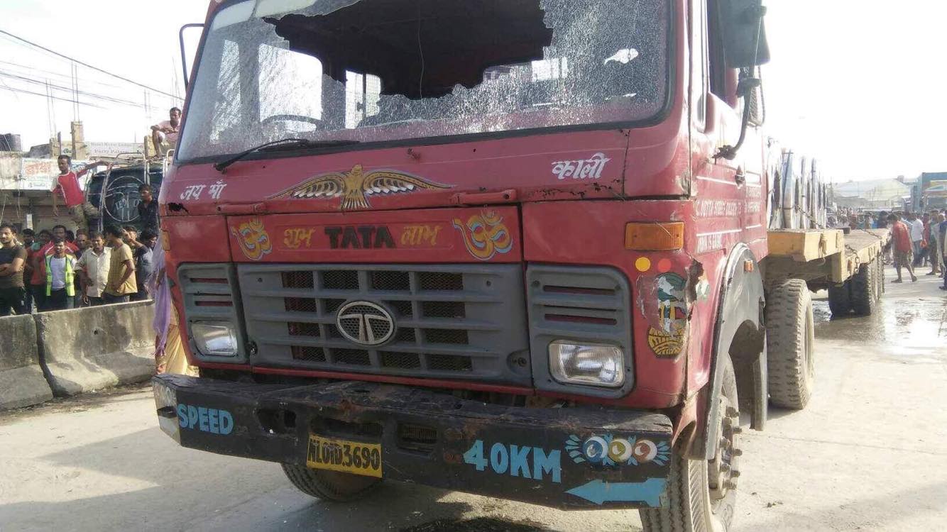तनावग्रस्त रानी, २२ वटा मालबहाक सवारी साधन भए तोडफोड