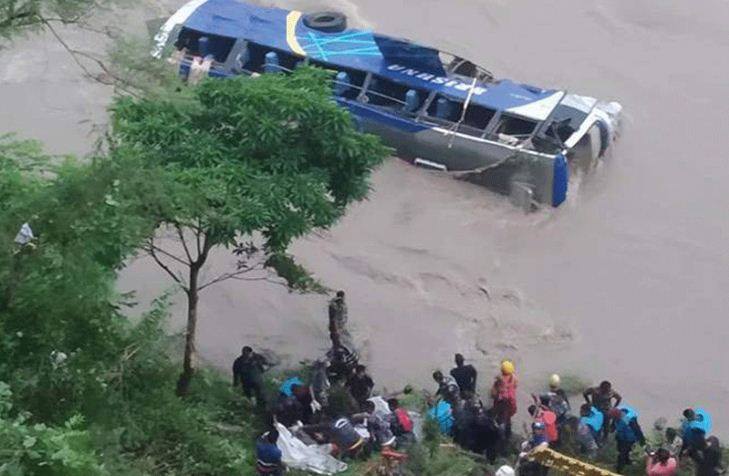 त्रिशूलीमा बस खस्दा ४ जनाको मृत्यु, १४ जनाको उद्धार