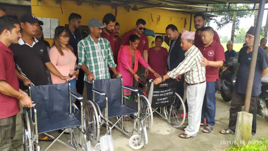 लायन्स क्लवद्धारा ह्विलचेयर वितरण