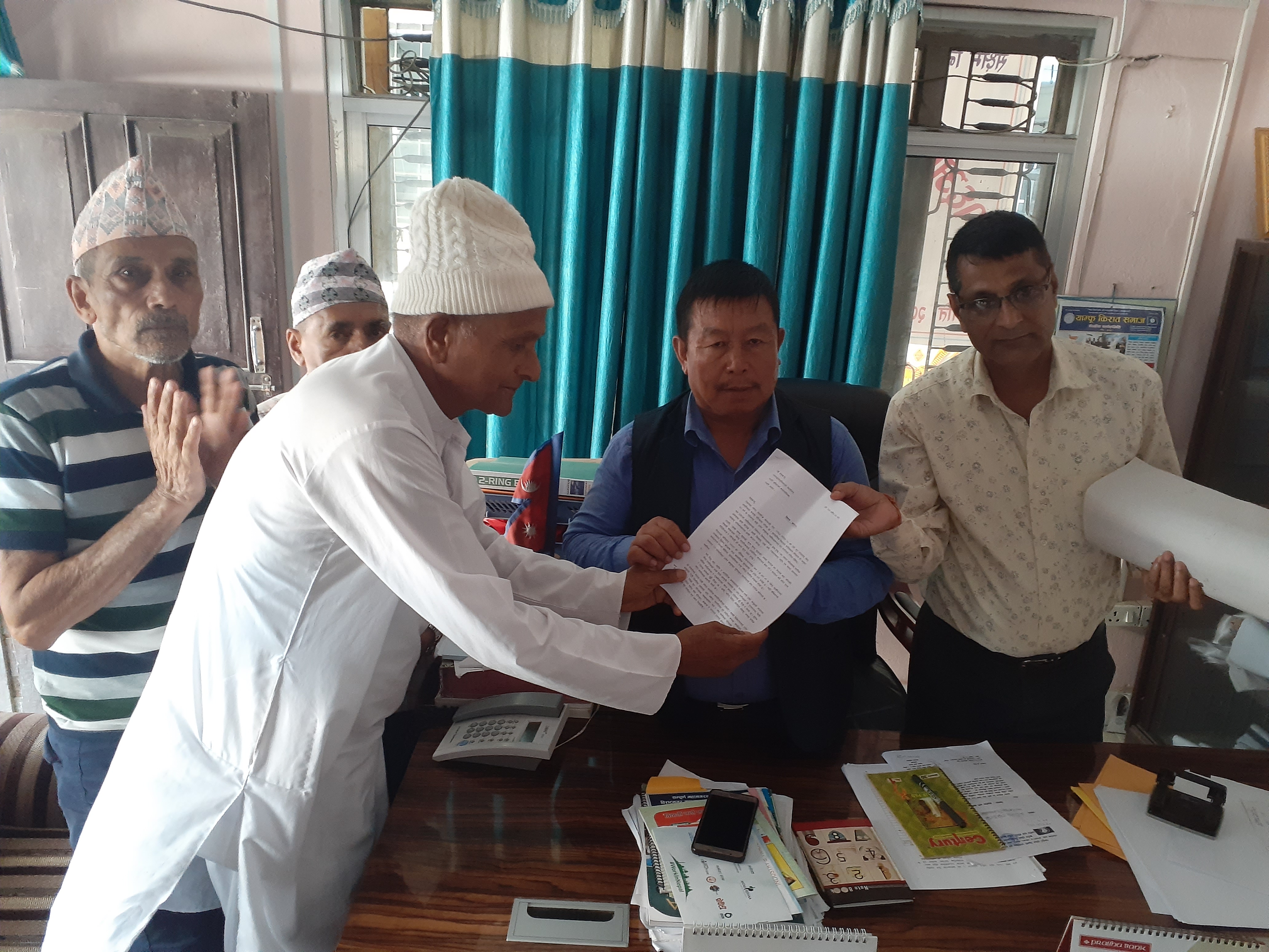 ज्येष्ठ नागरिकले बुझाए नगरपालिकामा ज्ञापनपत्र