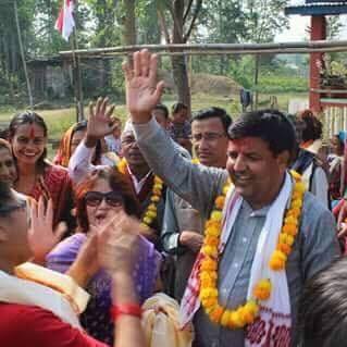 नोवेल हस्पिटलका सञ्चालक सुनिल शर्माले पथरीशनिश्चरेका २ जना विद्यार्थिलाइ निशुःल्क पढाउने