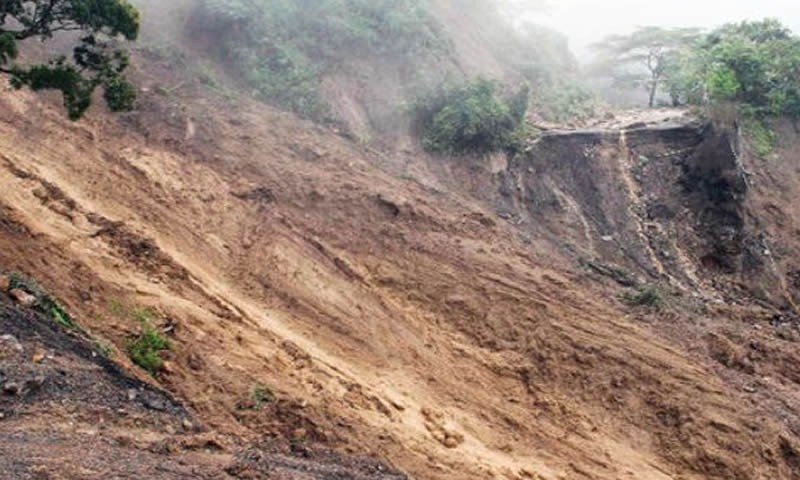 मध्यरातमा आएको पहिरोले तिनजनाको मृत्यु