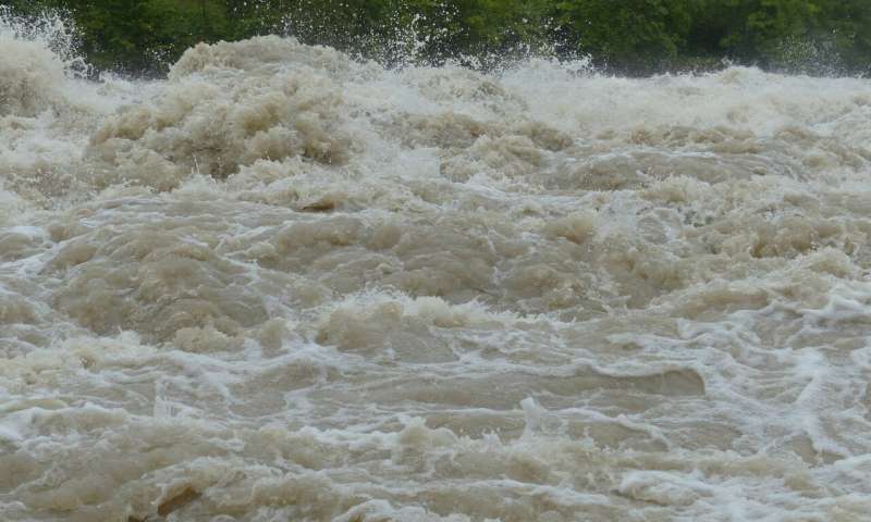 खोलाले बगाउँदा एक जना बेपत्ता