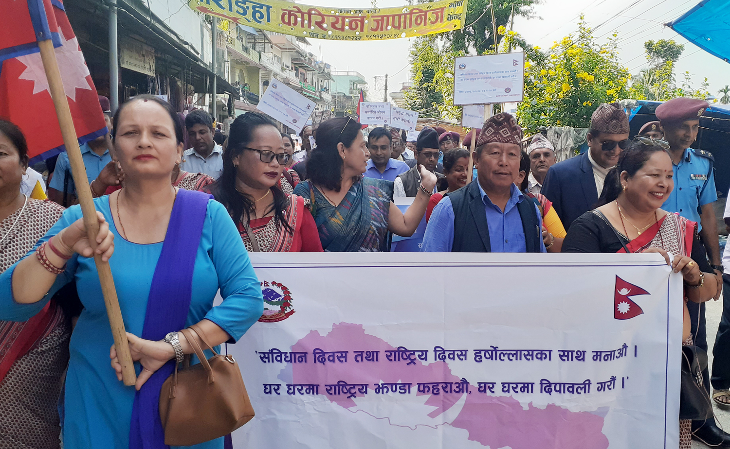 संविधान दिवशमा पथरीमा प्रभातफेरि र झण्डोत्तोलन