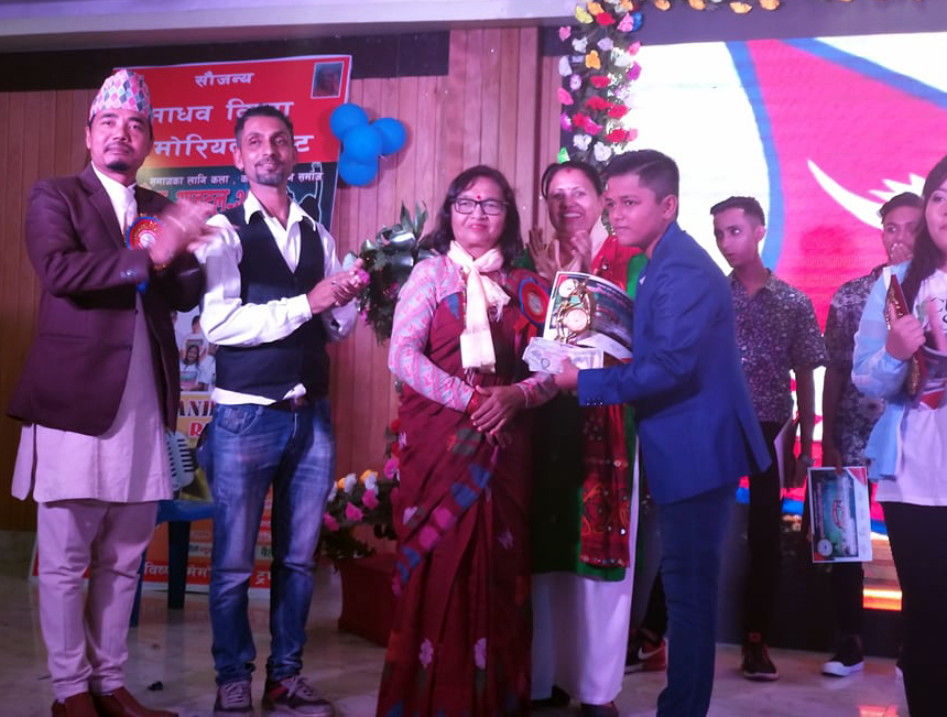 सुन्दरहरैंचा सिङ्गिङ आइडलको उपाधि स्वरुपलाई