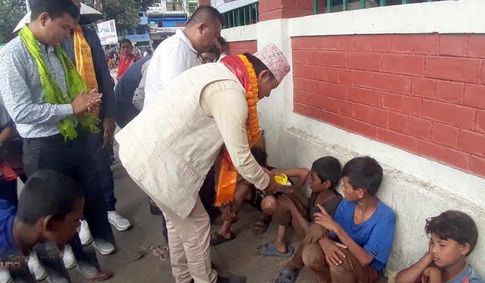भानुचोकमा सडक बालबालिकालाई काङग्रेसका उम्मेद्धार तिलक राईद्धारा खाना वितरण