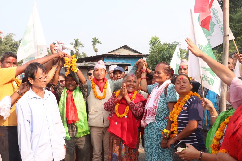 धरानमा नेकपा छोडेर काङ्ग्रेस प्रवेश गर्नेको ओइरो