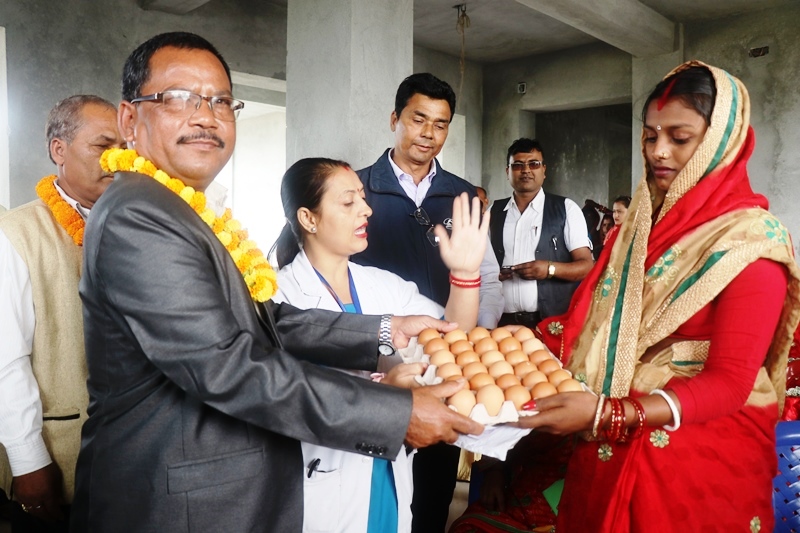 गाउँपालिकाद्धारा गर्भवतीलाई अण्डा उपहार