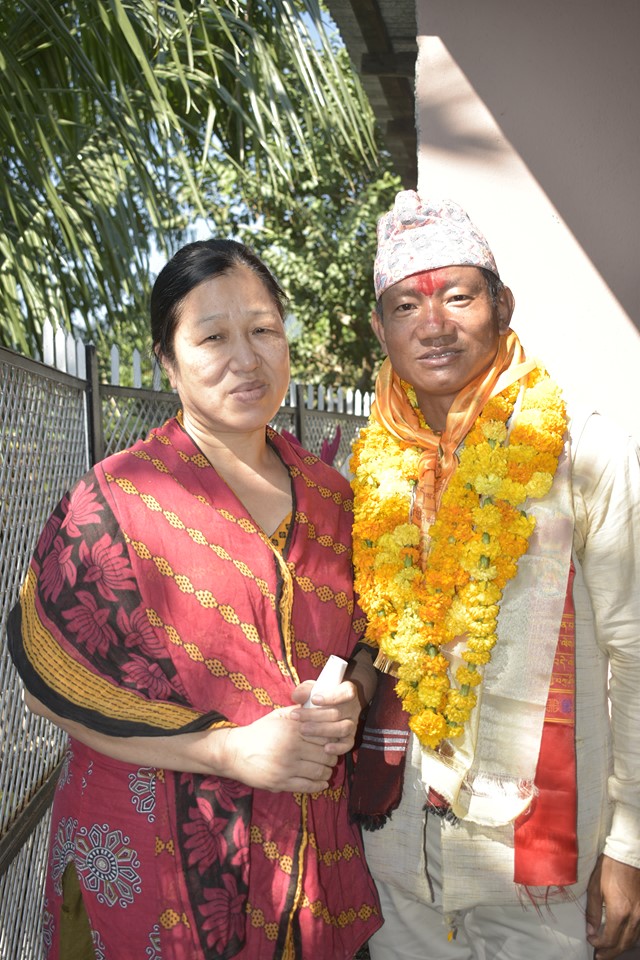 स्व. मेयर तारा सुब्बाका पत्नी इन्दुले तिलक राईलाइ दिइन जितको शुभकामना
