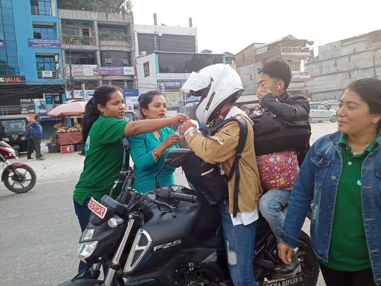 लायन्स क्लब अफ पथरीशनिश्चरेद्वारा ट्राफिक रुल नमान्नेलाई चकलेट