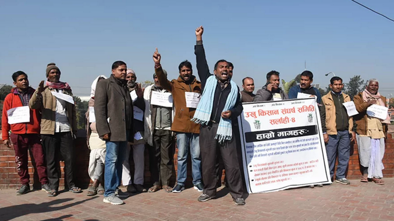 बक्यौता रकम माग गर्दै माइतीघरमा उखु किसानको प्रदर्शन