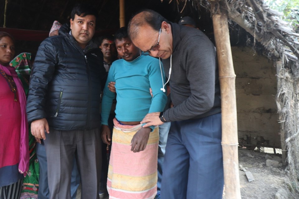 काङग्रेस नेता शुनिल शर्मा र मिनेन्द्र रिजालद्धारा मुटुरोगीको घरमै पुगी उद्दार