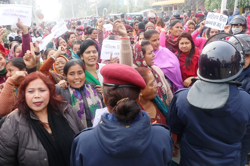 सिद्धबाबालाई फासी माग गर्दै अदालत अगाडि महिलाहरुको धर्ना स्थिति तनावपूर्ण