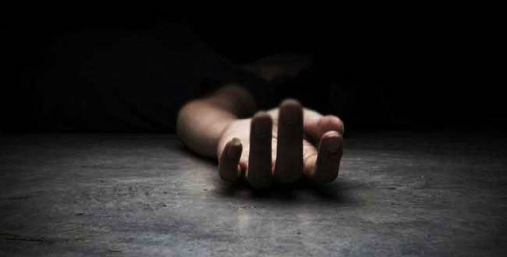 आफ्नो घाँटी आफैँ रेटी आत्महत्या