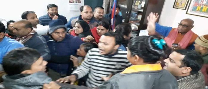 आफ्नै कार्यकक्षमा थुनेर मेयरले कुटे पत्रकार