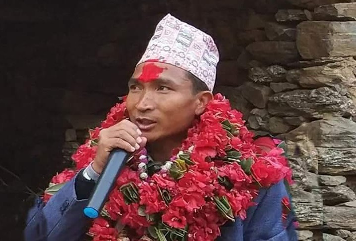 गाउँपालिका अध्यक्ष नै ८ लाख रुपैया घुससहित पक्राउ