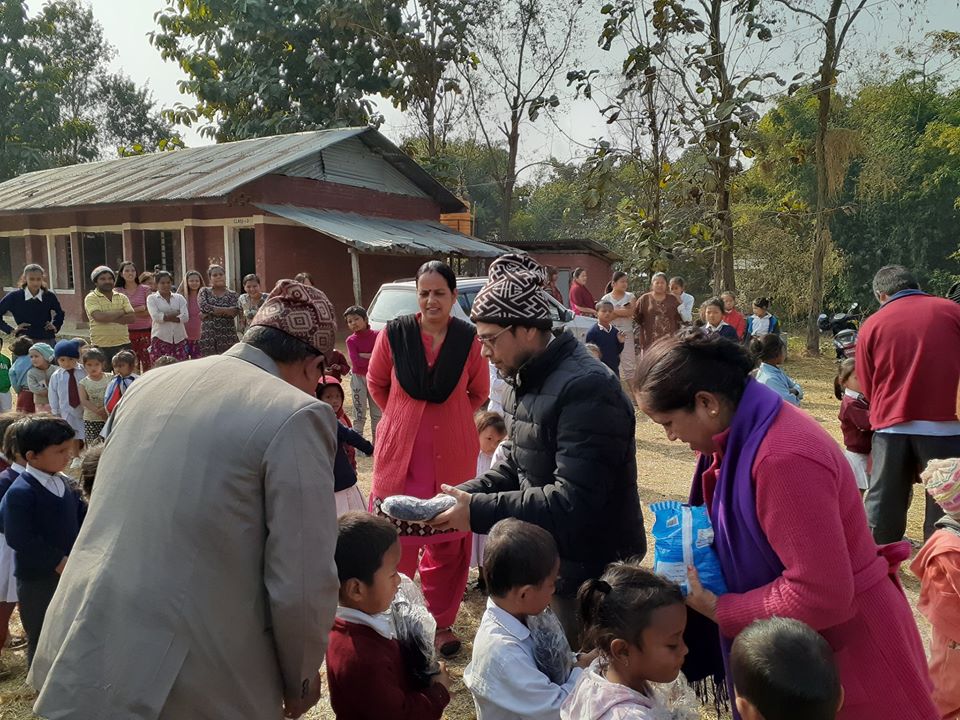 विद्यार्थीलाई स्वेटर वितरण