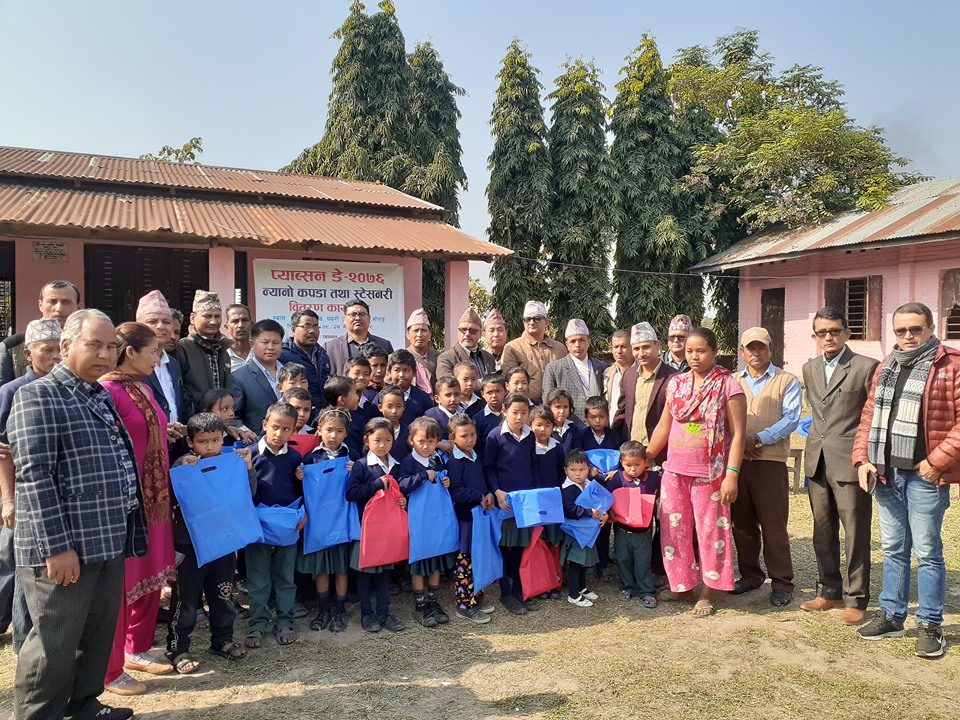 प्याब्सन पथरीद्धारा विद्यार्थिलाई न्यानो कपडा वितरण
