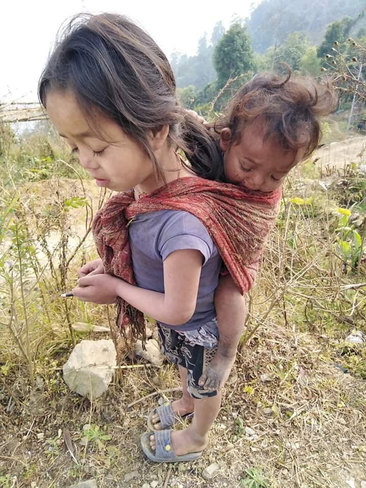 केराबारीमा बिजोग अबस्थामा भेटिए दुई नेत्रहिन बालिका (सके सहयोग नसके शेयर गरिदिनुहोला)
