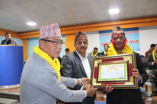 जेसीजका राष्ट्रिय अध्यक्ष शंकरलाई पथरीमा सम्मान