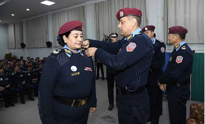 एआइजी आशा सिंहलाई दजर््यानी चिन्ह प्रदान