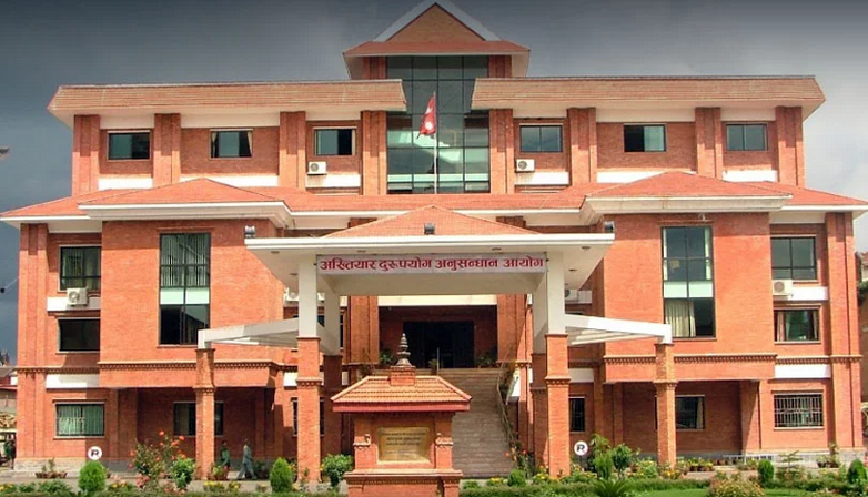 सडक डिभिजन कार्यालयका प्रमुख सहित तीन पक्राउ