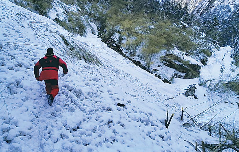 हिमपहिरोमा परि बेपत्ता हुनेहरुको खोजी गर्न सेनाको हेलिकप्टर पठाइयो