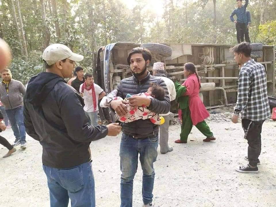 पथरीमा बस दुर्घटना, १८ घाइते