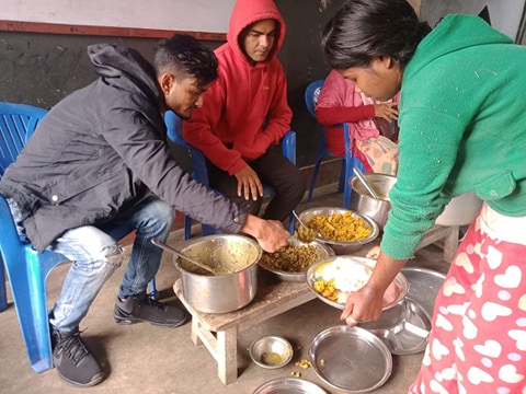 बालगृहका बालबालिकालाई खाना खुवाएर जन्मदिन, भन्छन् ‘धन हैन मन चाहिन्छ’