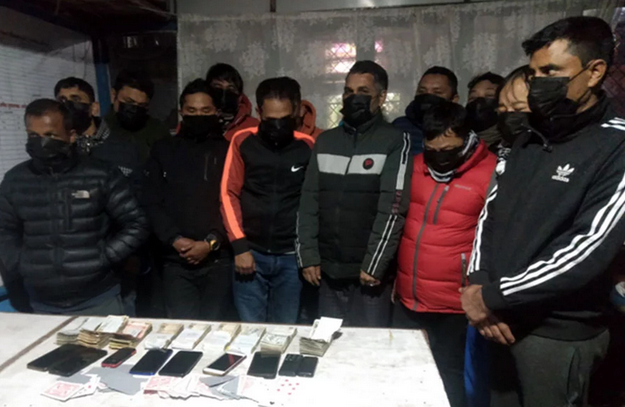 छ लाख नगदसहित १६ जना जुवाडे पक्राउ