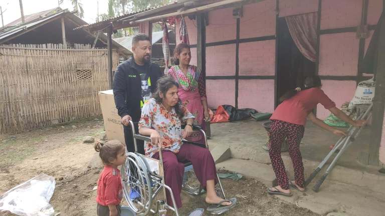 चुनावमा बोलेको बाचा पुरा गर्दै वडाध्यक्ष राई, वडाका अशक्तहरुलाई ह्विल चेयर बितरण