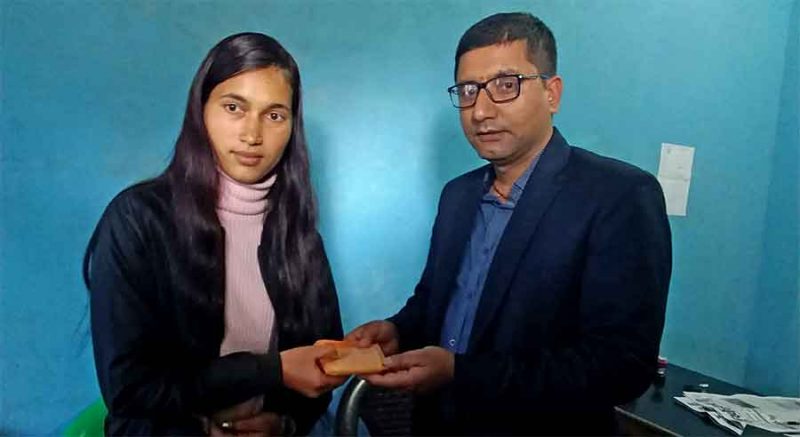 युनियनका महासचिव शिवाकोटीले गरे पत्रकार शर्माको परिवारलाई सहयोग हस्तान्तरण