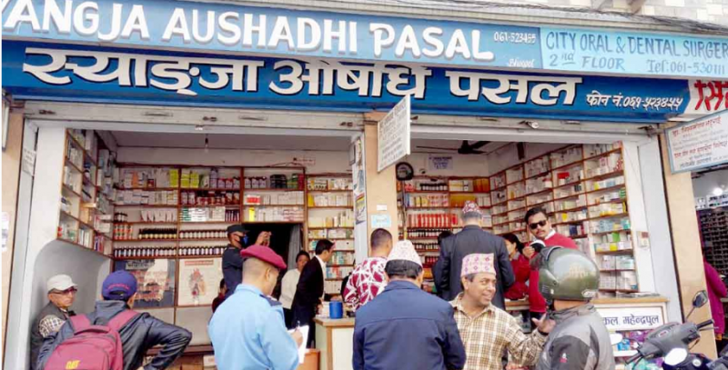 मास्क कालोबजारी गर्ने दुई औषधि पसलमा तालाबन्दी