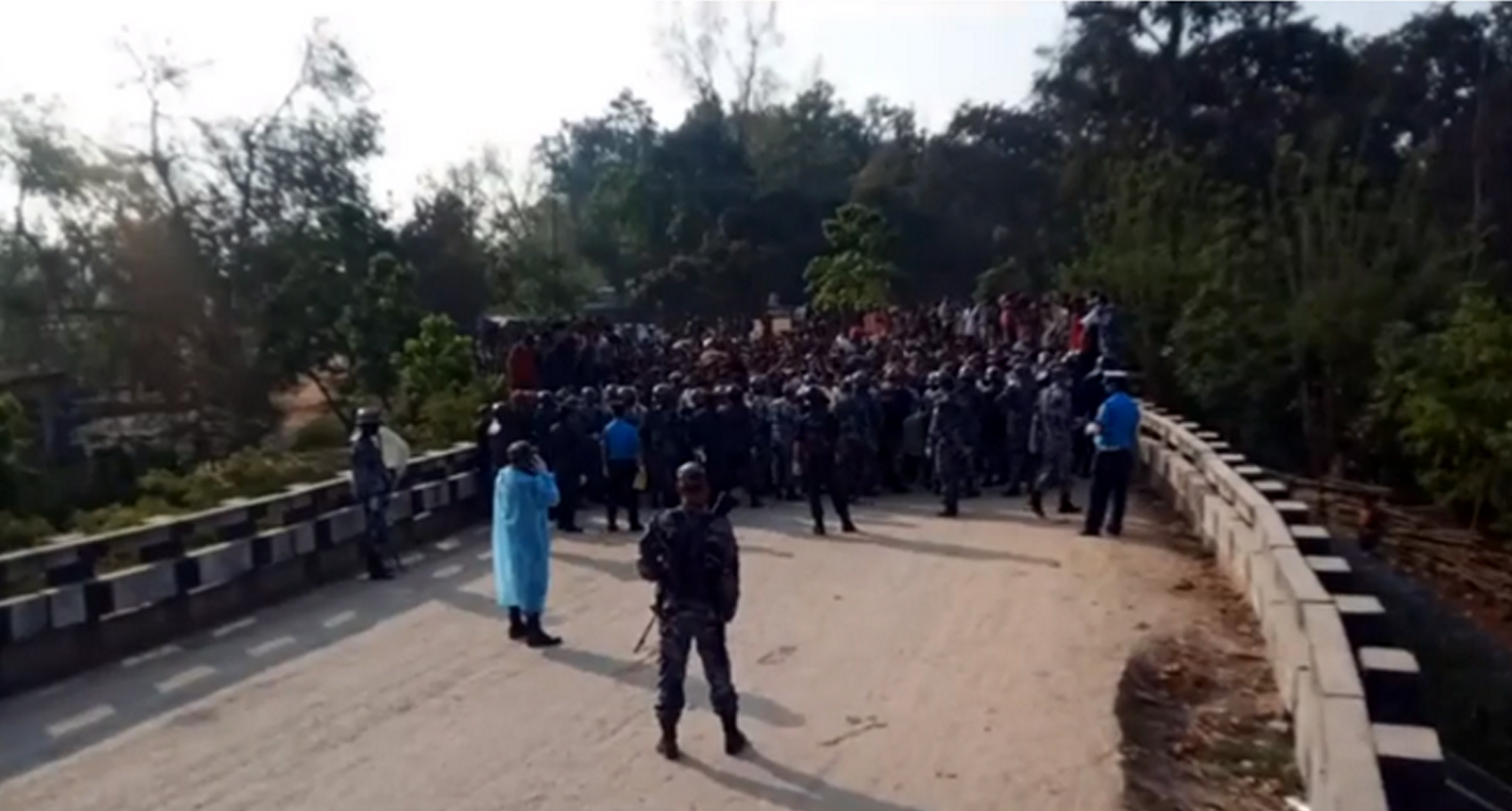 सरकारको निर्णयसँगै सीमामा अलपत्र नेपालीमा खुसीयाली