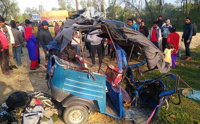बससँग अटो ठोक्किँदा चालकको मृत्यु