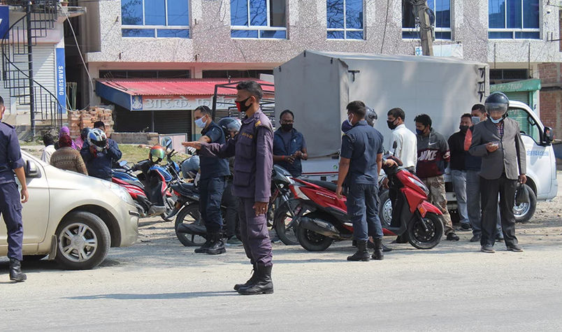 बारामा लकडाउन अवज्ञा गर्ने ५ जना प्रहरी नियन्त्रणमा