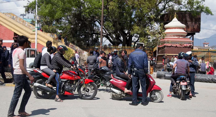 जबरजस्ती रंग दल्ने ६५ जना पक्राउ