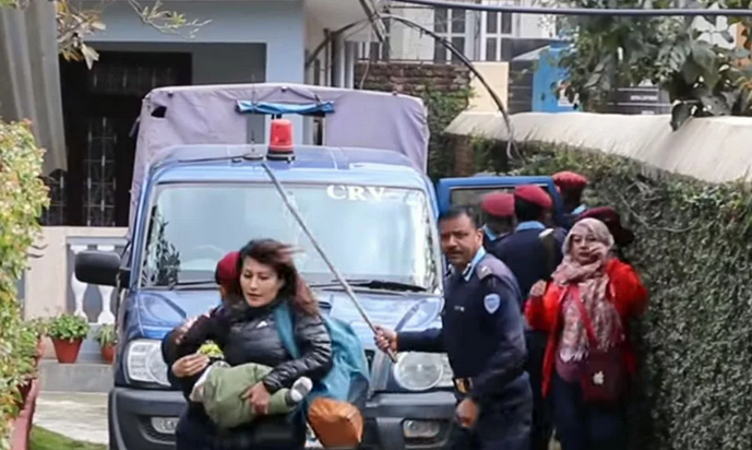 महिलामाथि लाठीचार्ज प्रकरण : इञ्चार्जबाट हटाइए इन्स्पेक्टर पौडेल