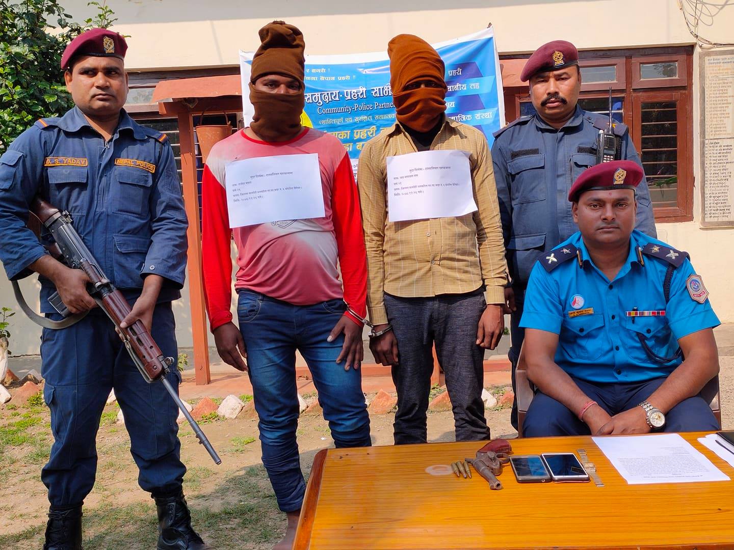 पेस्तोलसहित २ जना पक्राउ