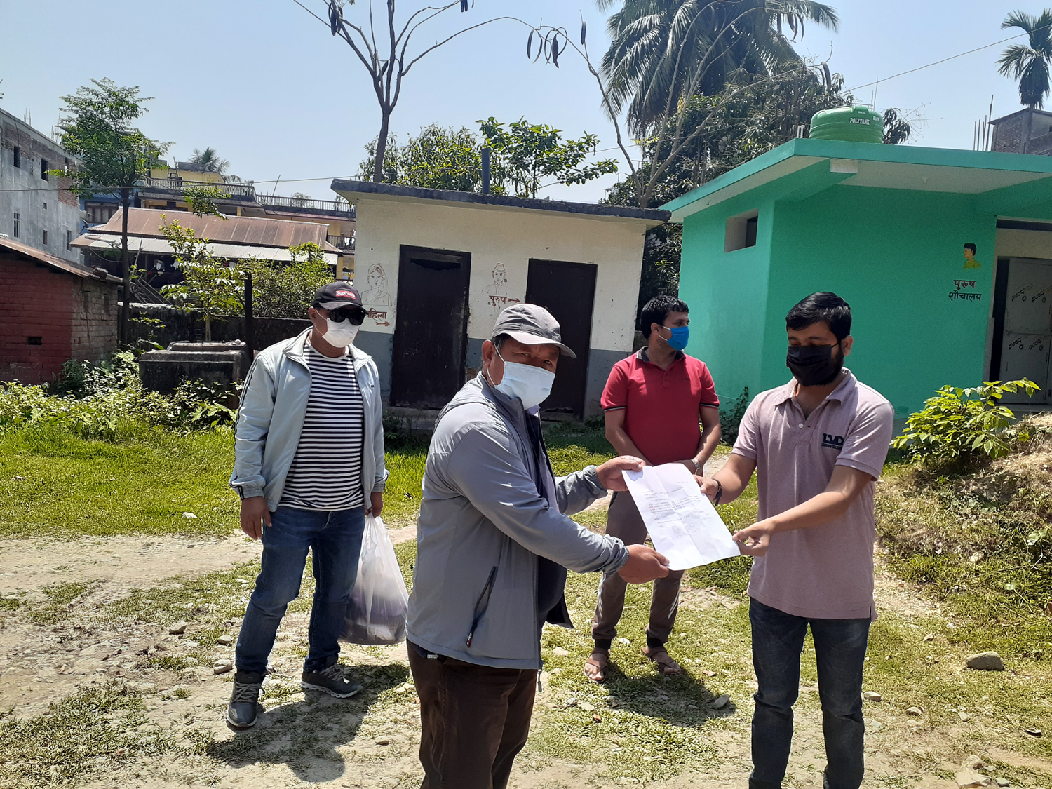पथरीशनिश्चरेमा राहत सामग्री थपिदै