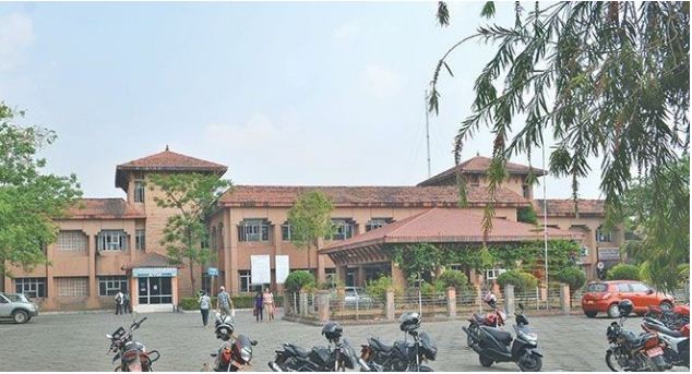 झापा कचनकवजका २७ कोरोना संक्रमितलाई प्रतिष्ठानले भर्ना लिन मानेन, संक्रमित रातभर गेट बाहिरै