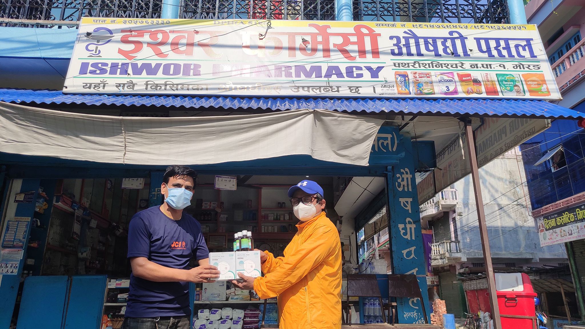 इश्वर फार्मेसीद्वारा सञ्चारकर्मीहरुलाई माक्स र सेनिटाइजर वितरण