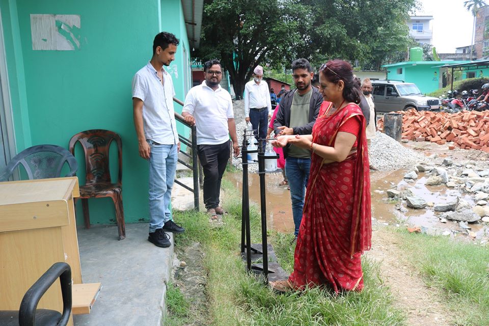 आरबी ड्रिमल्याण्डद्वारा फुट स्टेण्ड सेनिटाइजर प्रदान