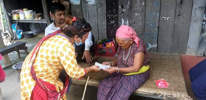 वडा नं. १० द्वारा सामाजिक सुरक्षा भत्ता घर घरमा