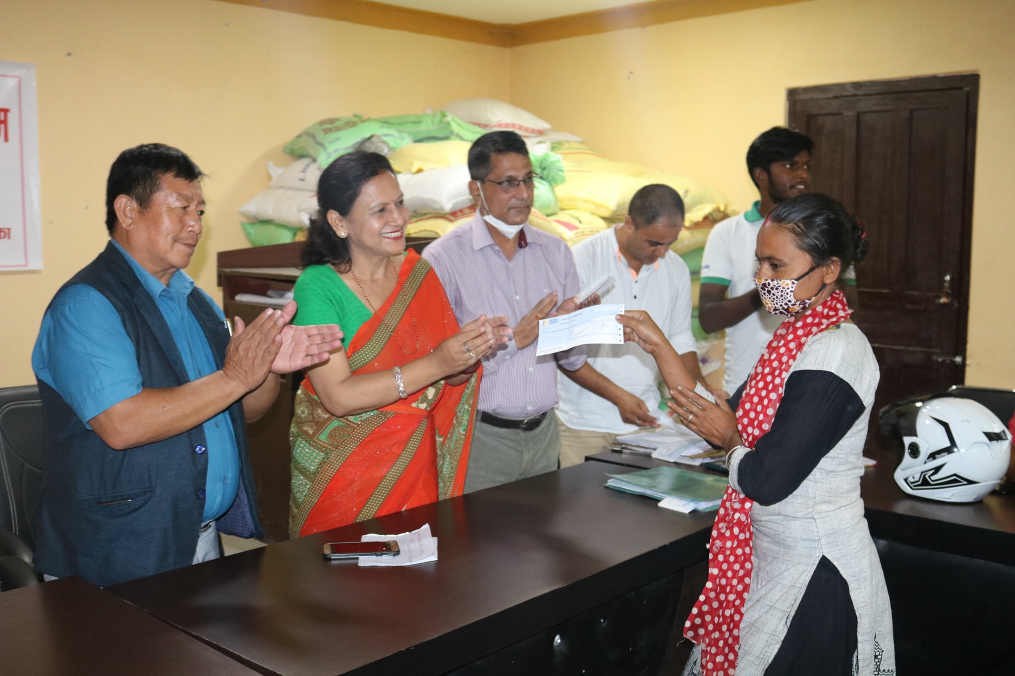 पथरी शनिश्चरेमा पशुपंक्षीको अनुदान वितरण