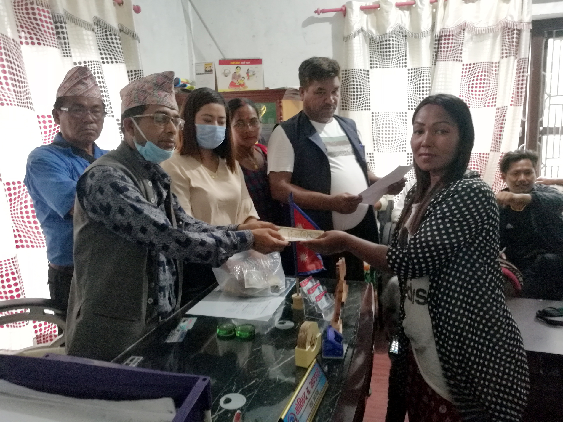 हावाहुरीबाट प्रभावित ३३ घर परिवारलाई गर्यो वडाले आर्थिक सहयोग