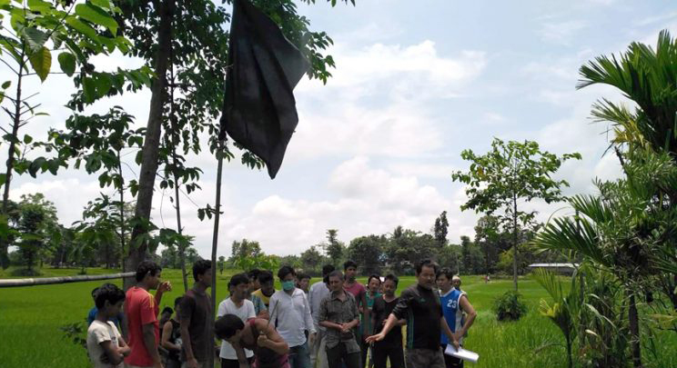 पथरी शनिश्चरेमा भूमाफिया भन्दै सापकोटाको जग्गामा सुकुम्बासीको कालो झण्डा
